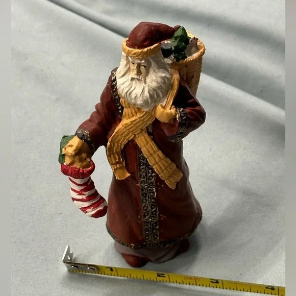 Santa collectible figure in plaster. Santa carries a stocking & basket of treats - Picture 7 of 9